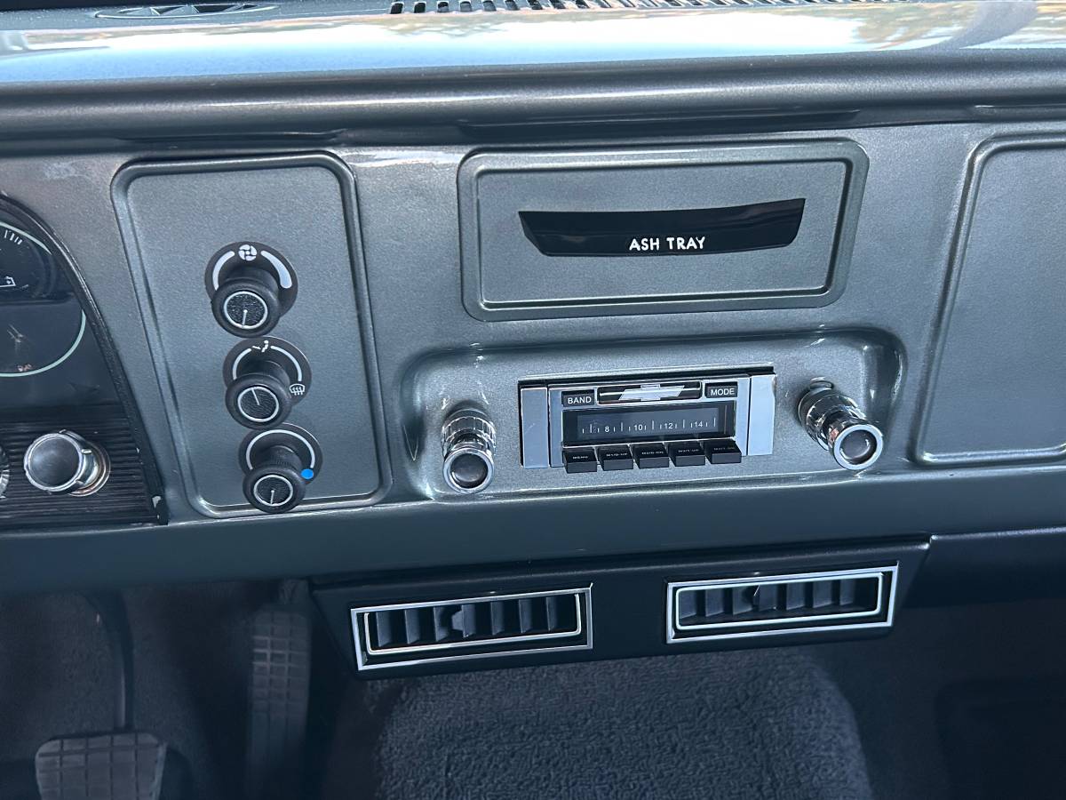 Chevrolet-c10-pickup-1966-custom-14