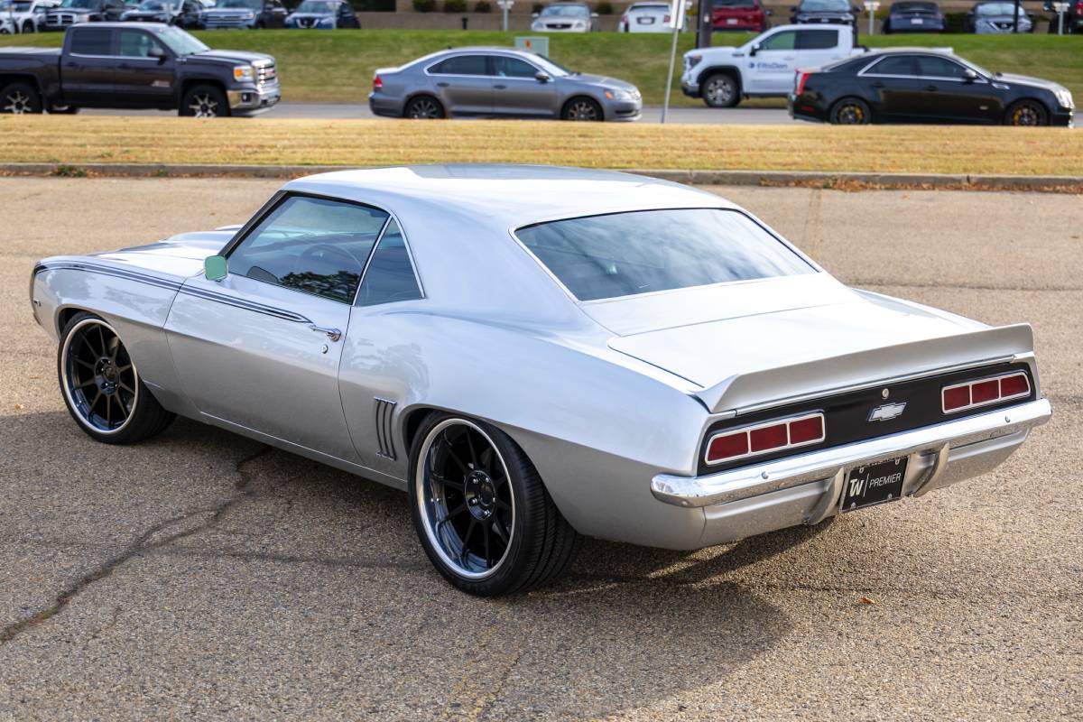 Chevrolet-camaro-1969-silver-13