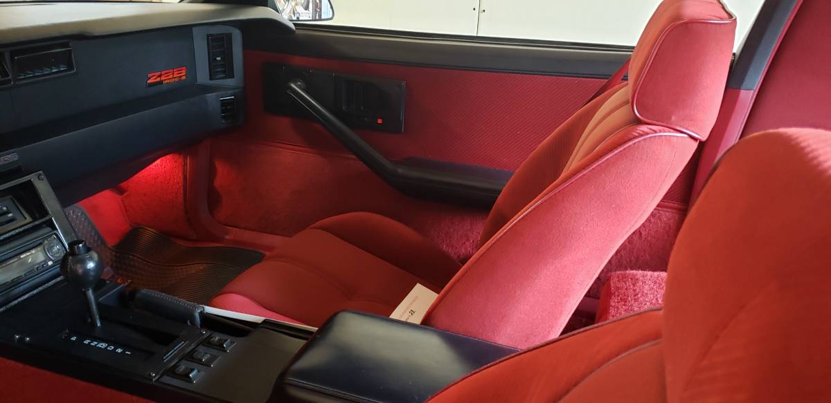 Chevrolet-camaro-iroc-z-1985-silver-3