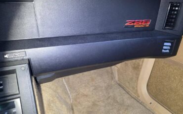 Chevrolet-camaro-iroc-z-1986-white-10