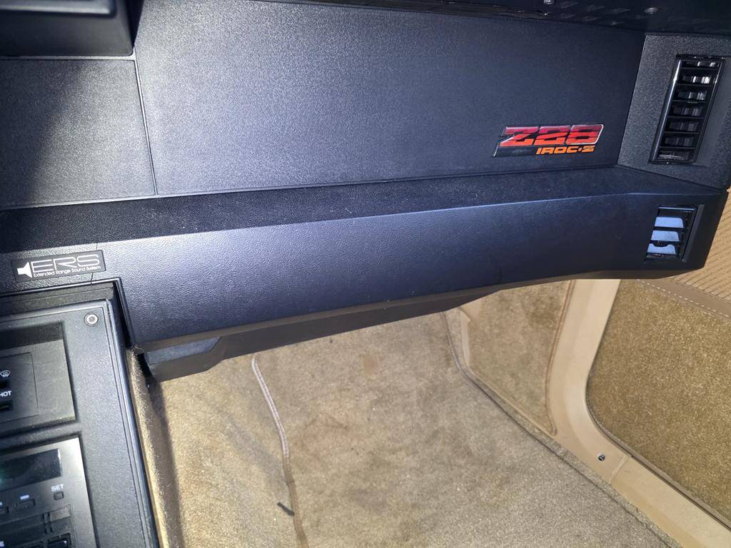 Chevrolet-camaro-iroc-z-1986-white-10