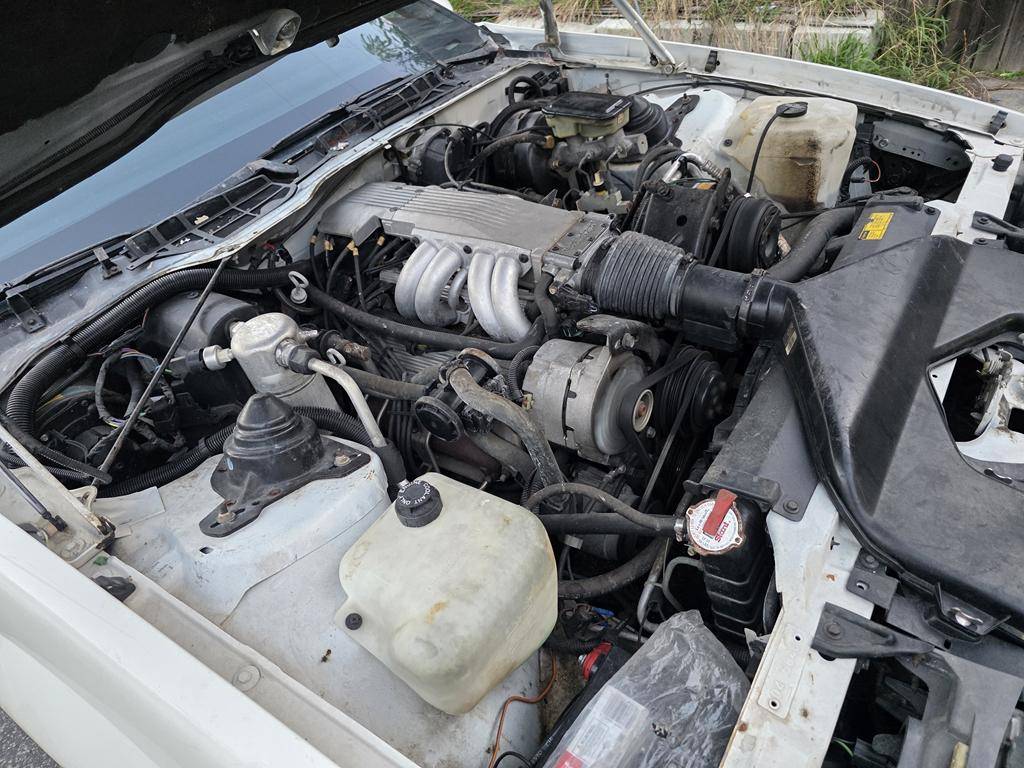 Chevrolet-camaro-iroc-z-1986-white-15
