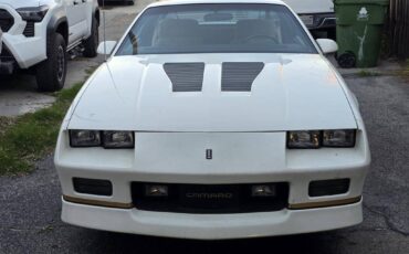 Chevrolet-camaro-iroc-z-1986-white-2
