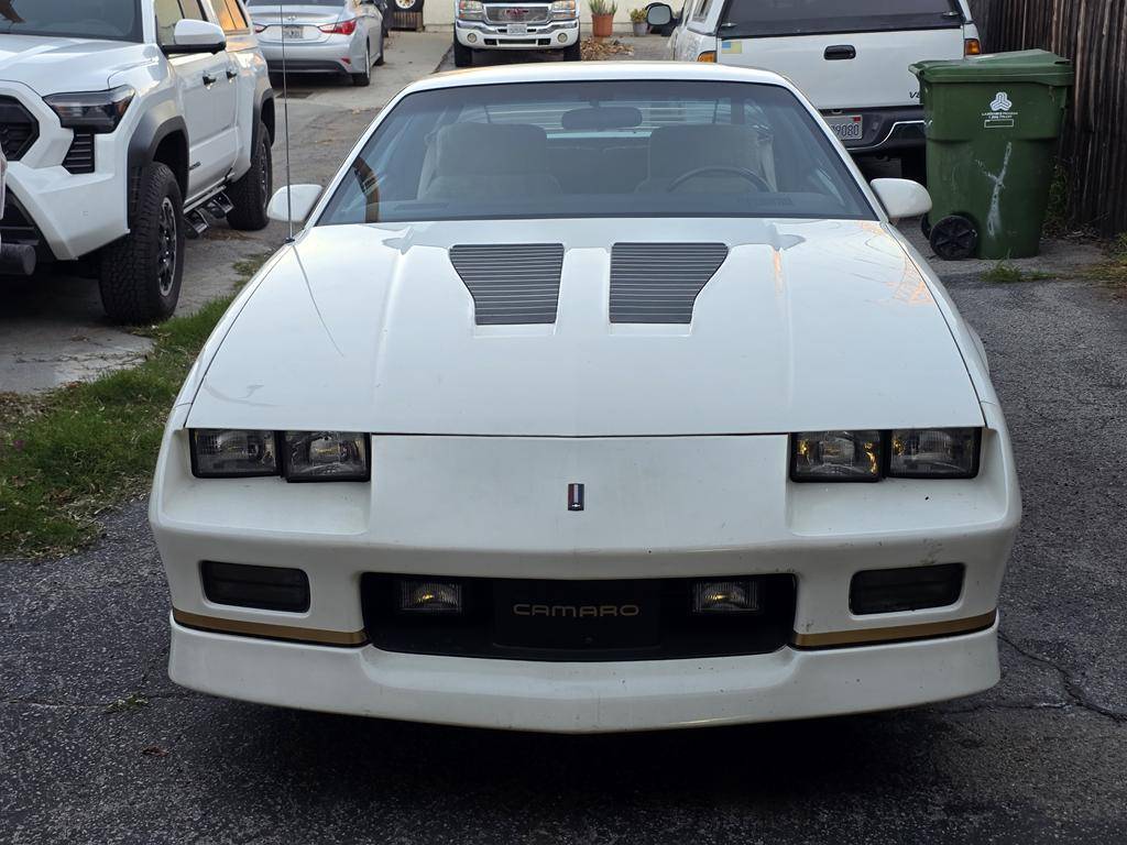Chevrolet-camaro-iroc-z-1986-white-2
