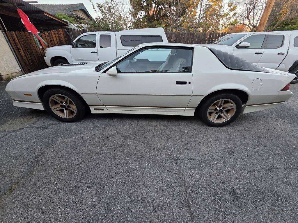 Chevrolet-camaro-iroc-z-1986-white-5