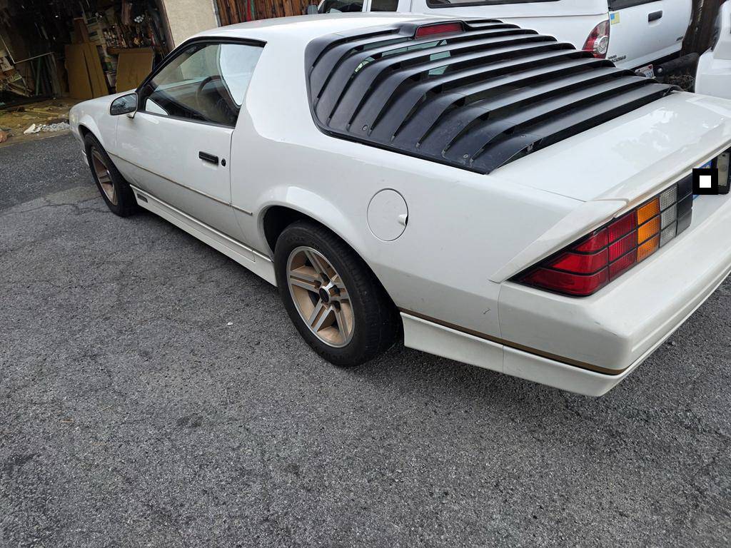 Chevrolet-camaro-iroc-z-1986-white-8