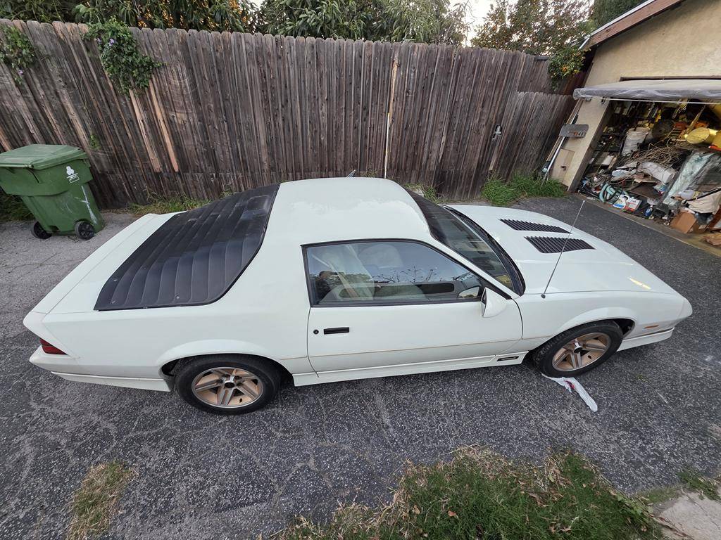 Chevrolet-camaro-iroc-z-1986-white-9