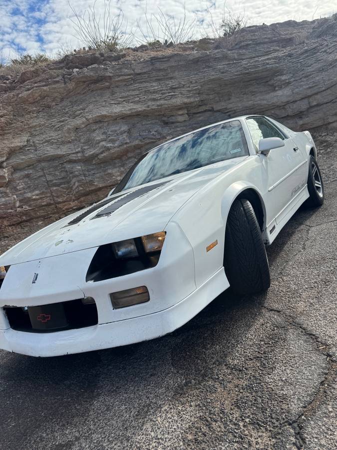 Chevrolet-camaro-iroc-z-1990-white-1