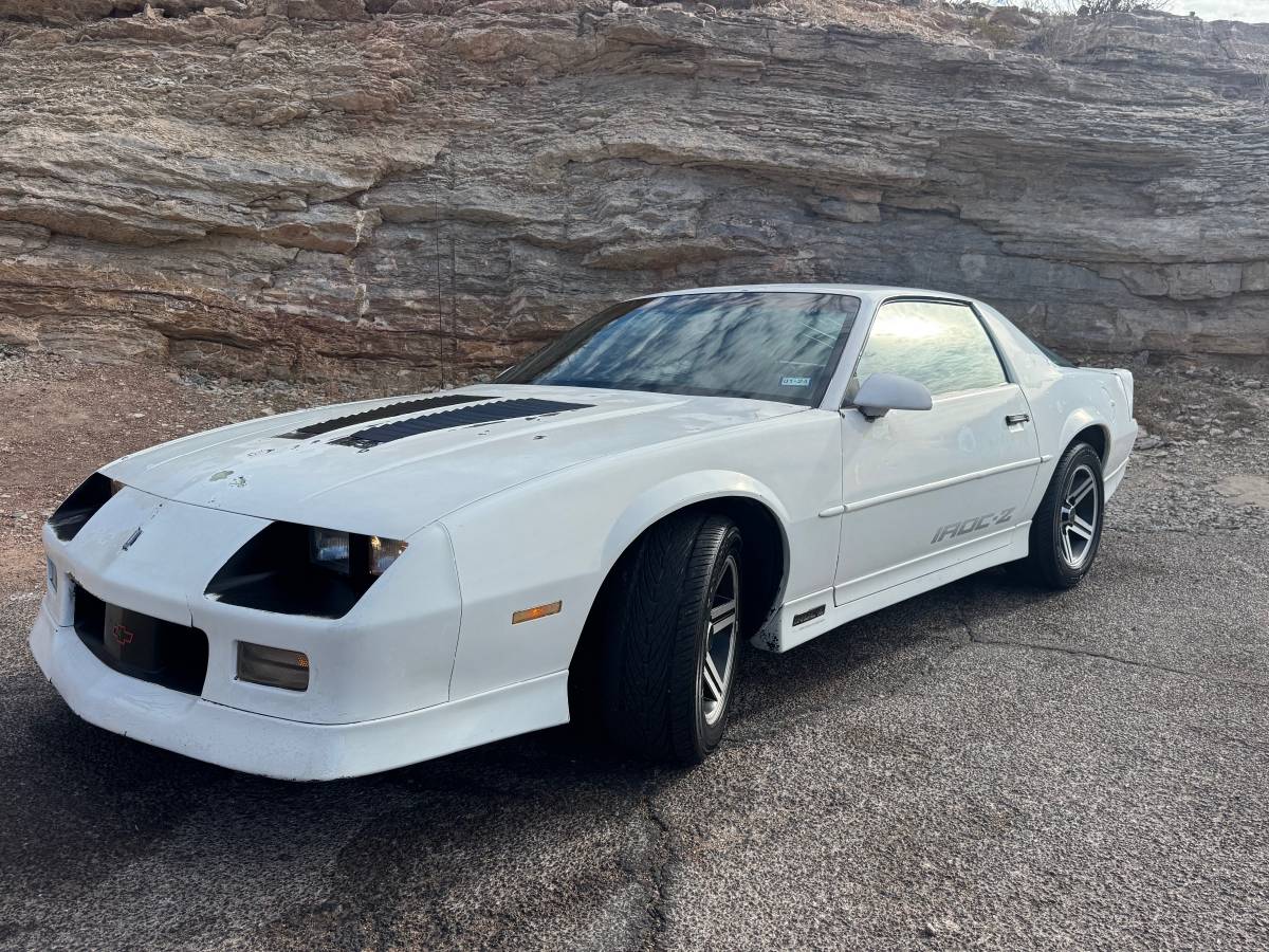 Chevrolet-camaro-iroc-z-1990-white-12