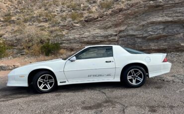 Chevrolet-camaro-iroc-z-1990-white-13