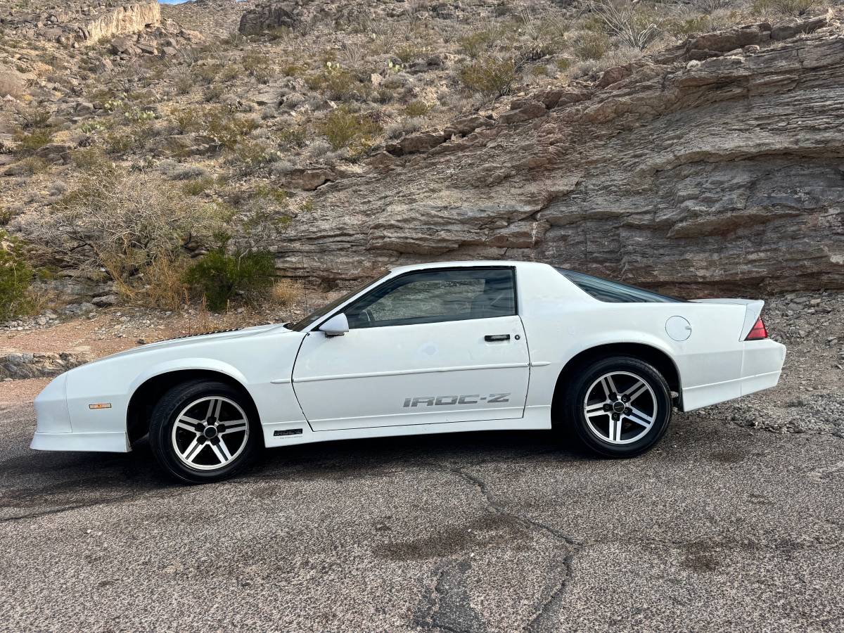 Chevrolet-camaro-iroc-z-1990-white-13