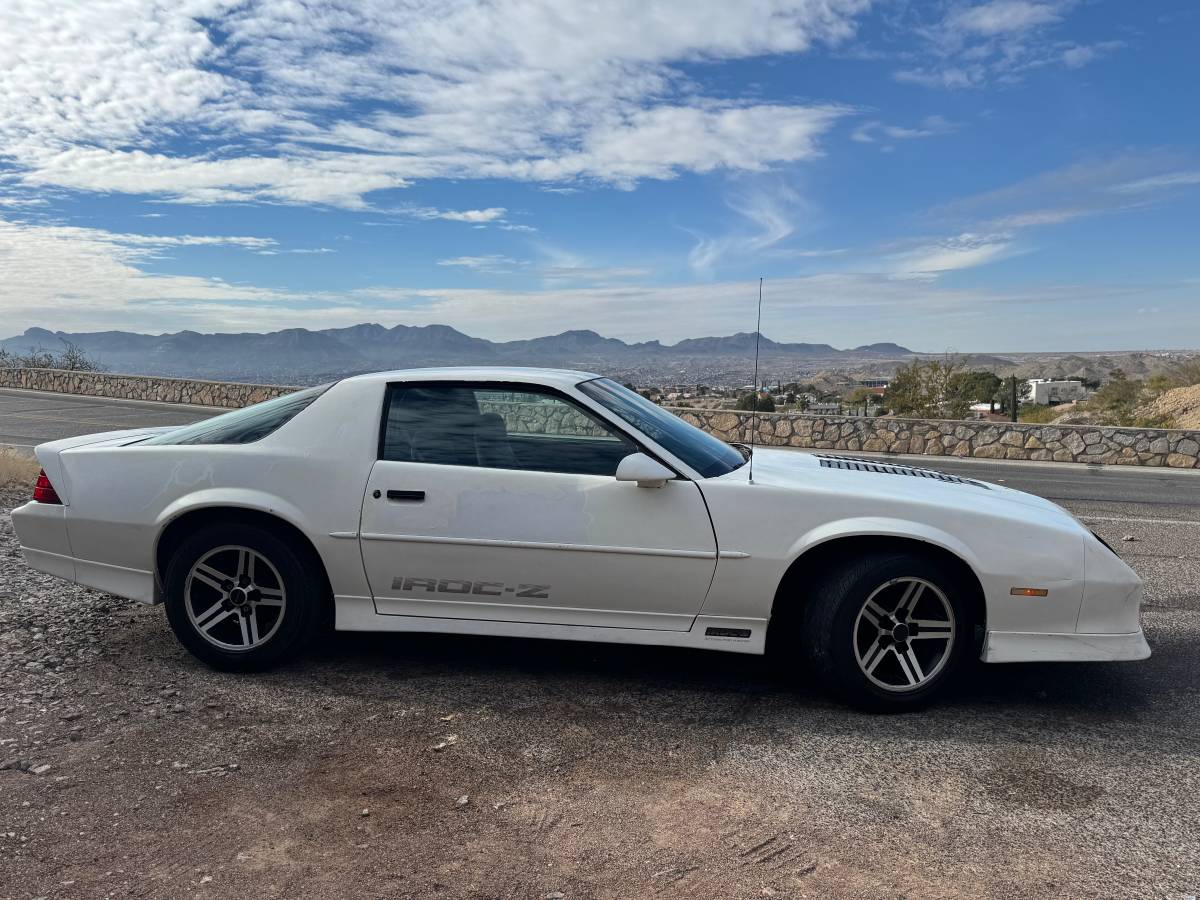 Chevrolet-camaro-iroc-z-1990-white-15