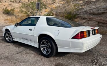 Chevrolet-camaro-iroc-z-1990-white-2
