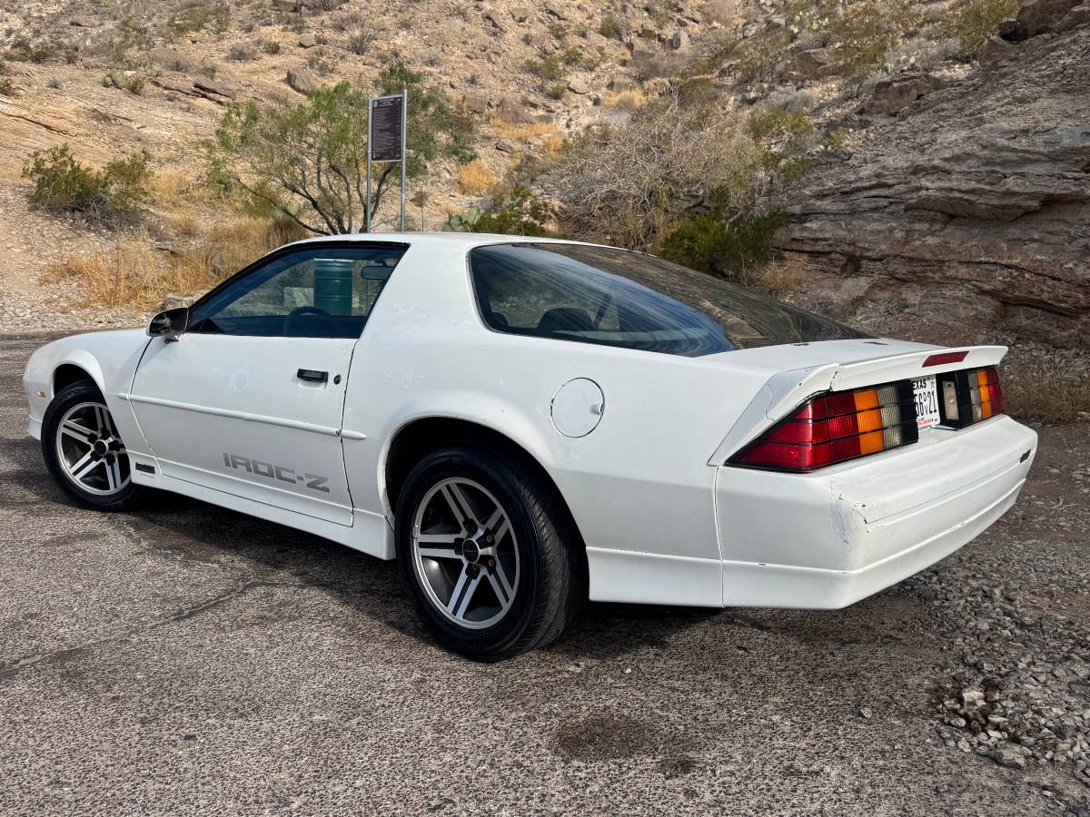 Chevrolet-camaro-iroc-z-1990-white-2