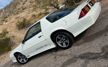Chevrolet-camaro-iroc-z-1990-white-2