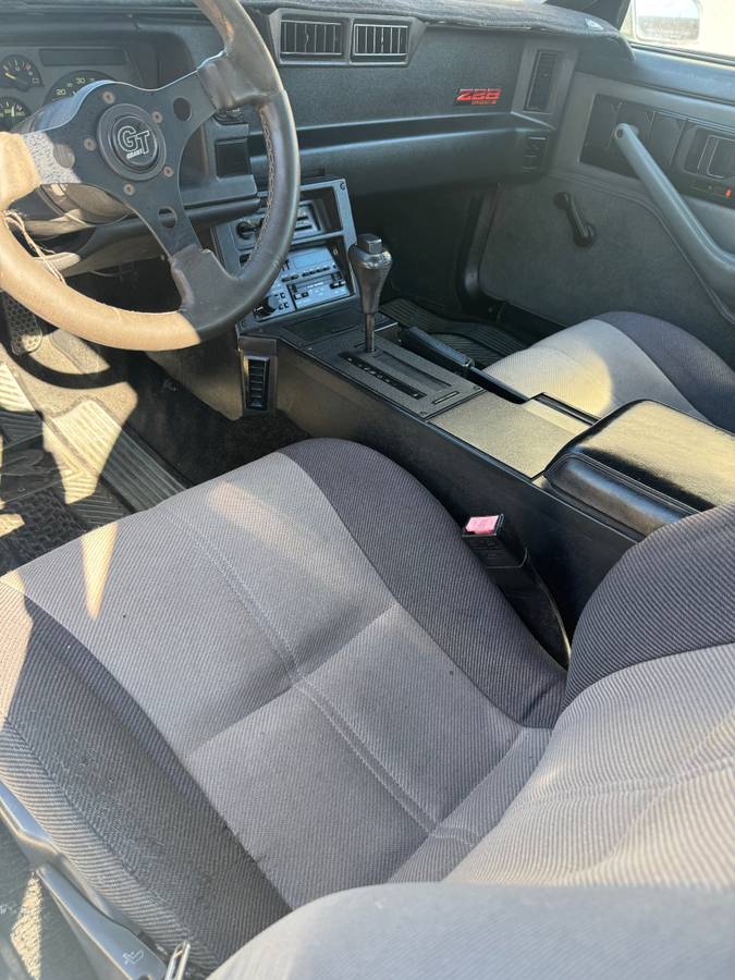 Chevrolet-camaro-iroc-z-1990-white-21