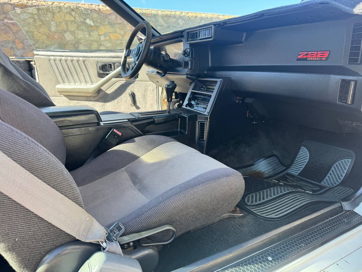 Chevrolet-camaro-iroc-z-1990-white-23