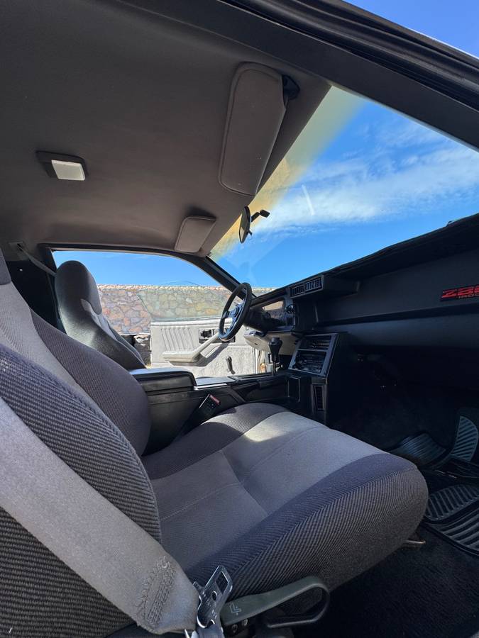 Chevrolet-camaro-iroc-z-1990-white-25