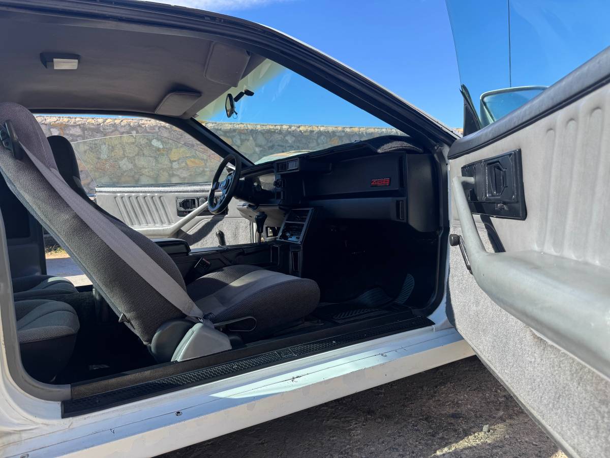 Chevrolet-camaro-iroc-z-1990-white-34