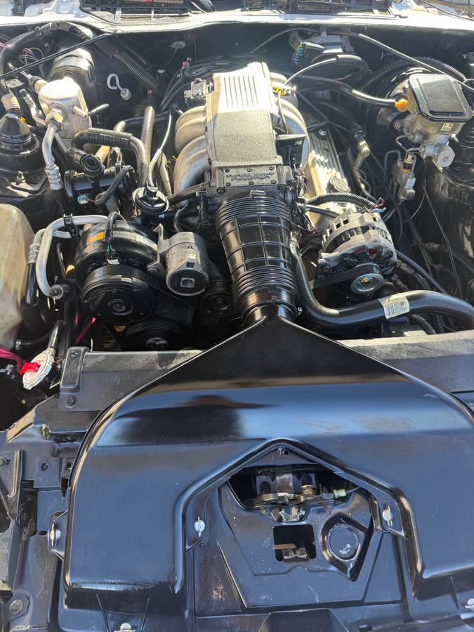 Chevrolet-camaro-iroc-z-1990-white-38