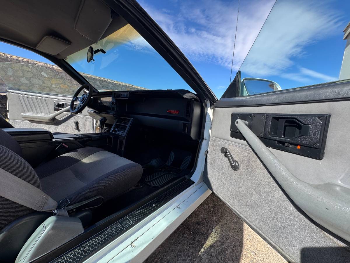 Chevrolet-camaro-iroc-z-1990-white-41