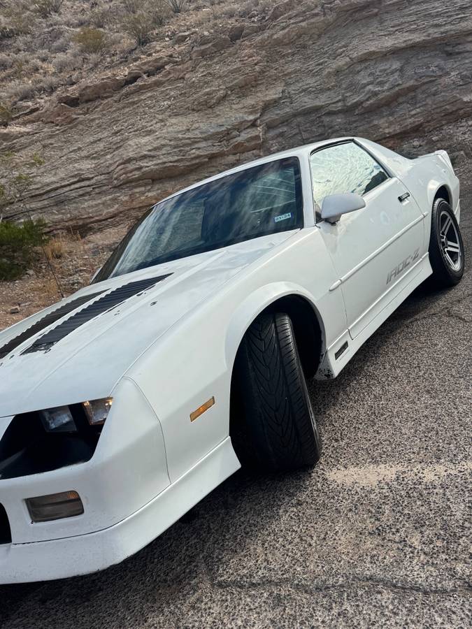 Chevrolet-camaro-iroc-z-1990-white-7