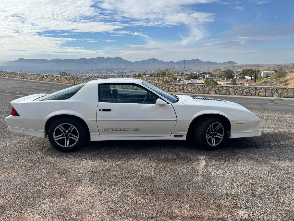 Chevrolet-camaro-iroc-z-1990-white-8