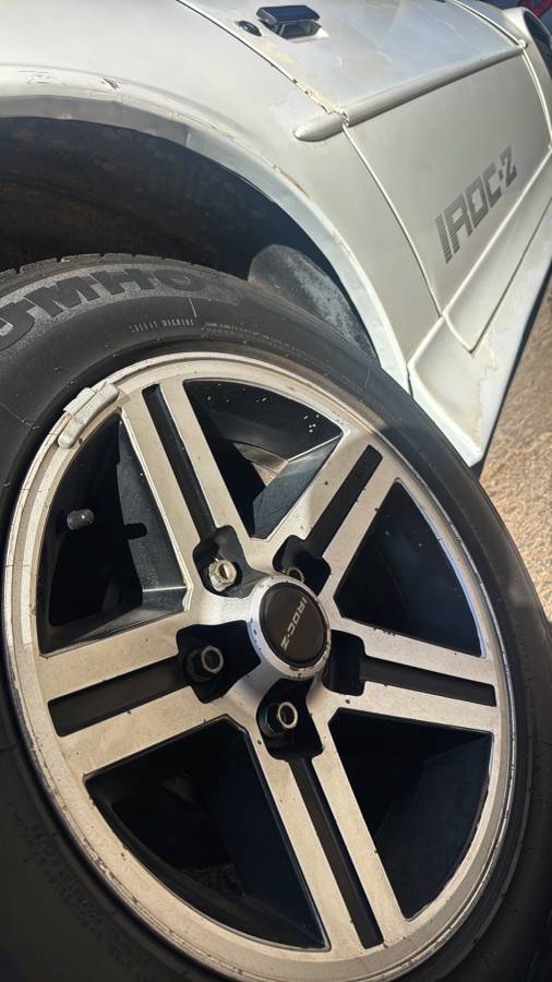 Chevrolet-camaro-iroc-z-1990-white-9