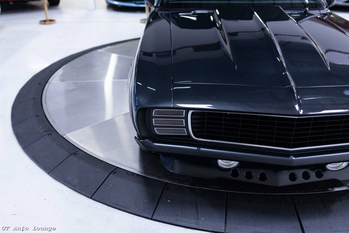Chevrolet-camaro-restomod-1969-grey-1