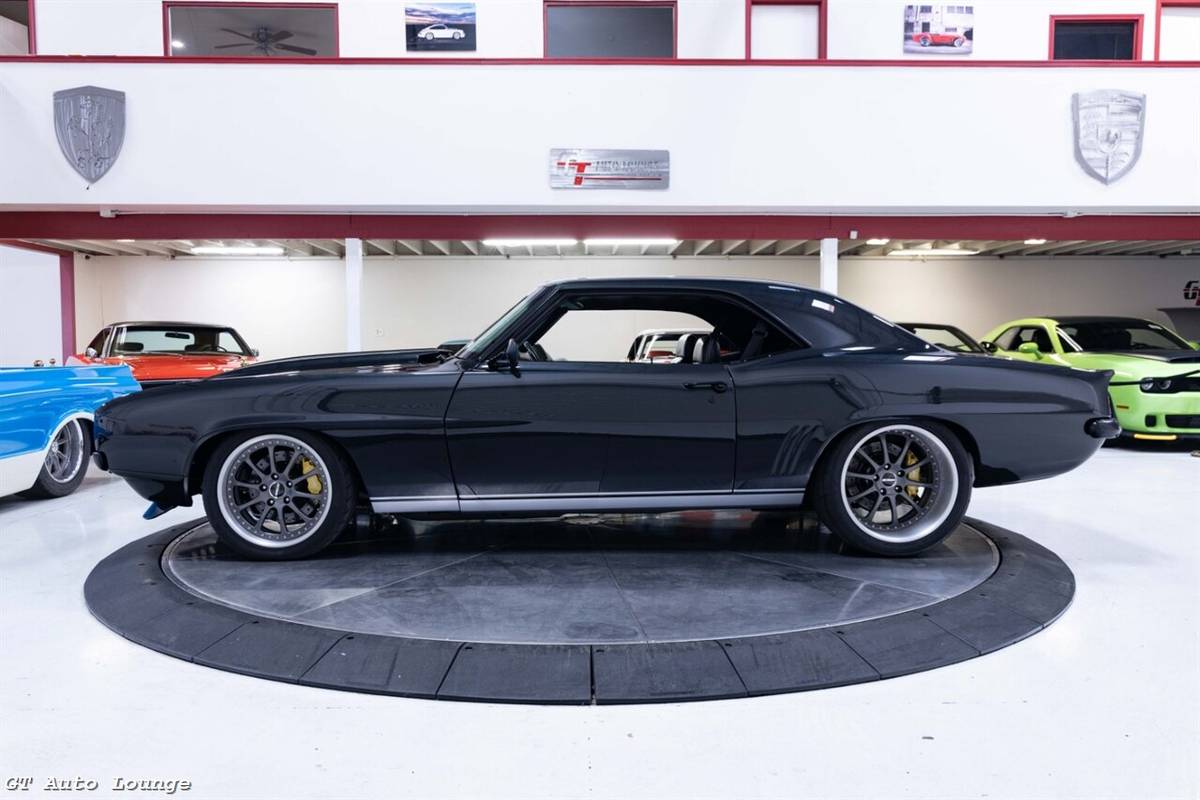 Chevrolet-camaro-restomod-1969-grey-11