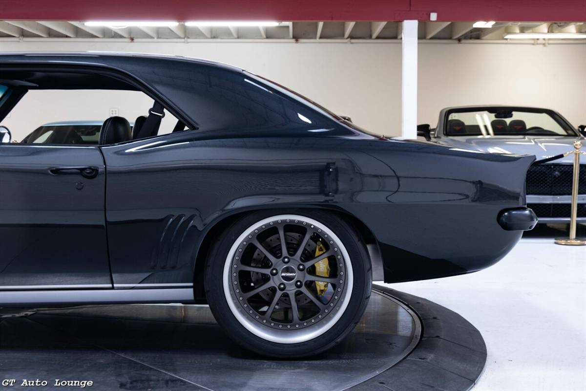Chevrolet-camaro-restomod-1969-grey-13