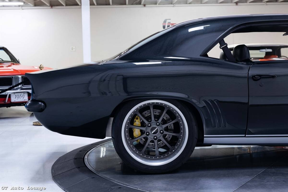 Chevrolet-camaro-restomod-1969-grey-14