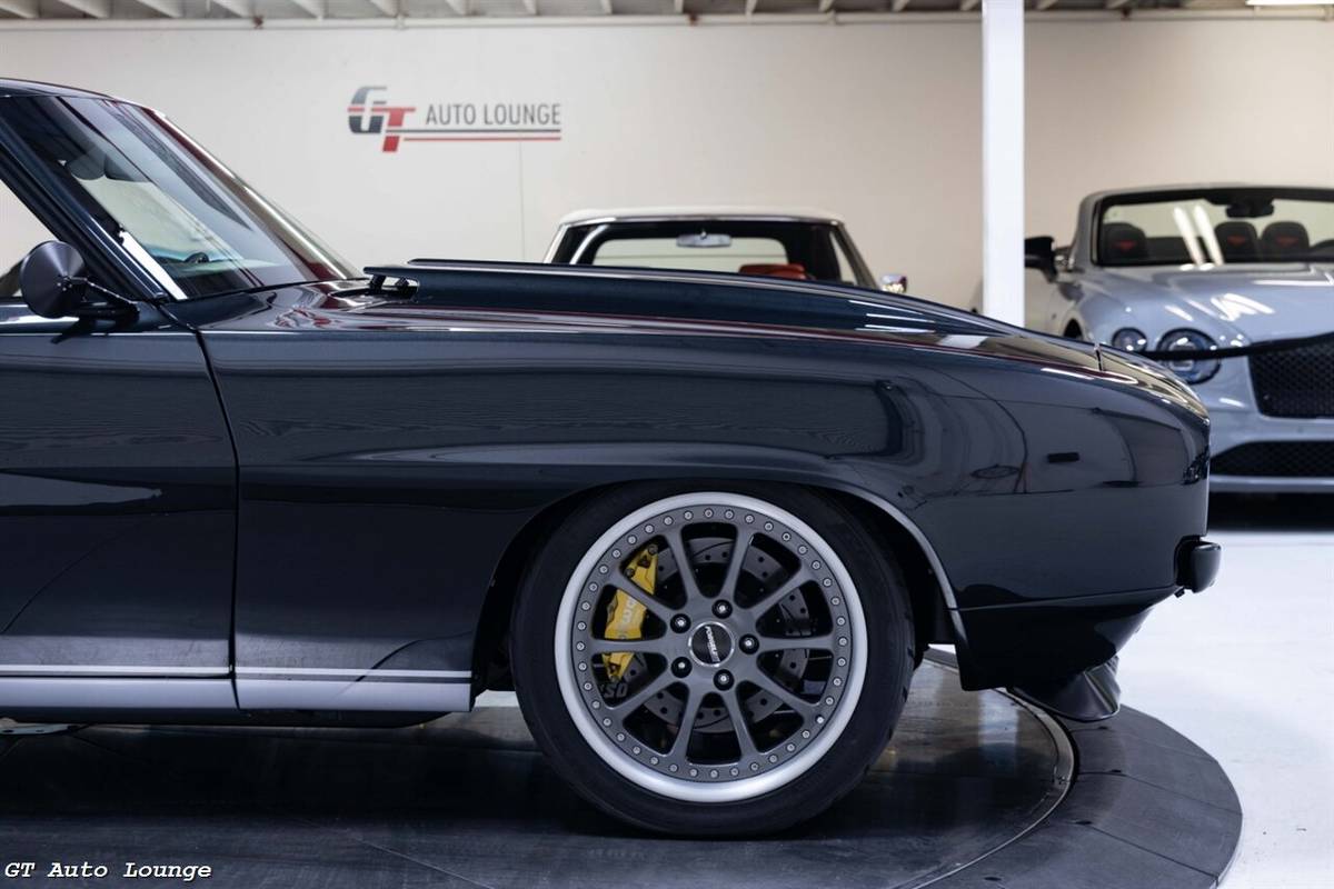 Chevrolet-camaro-restomod-1969-grey-15