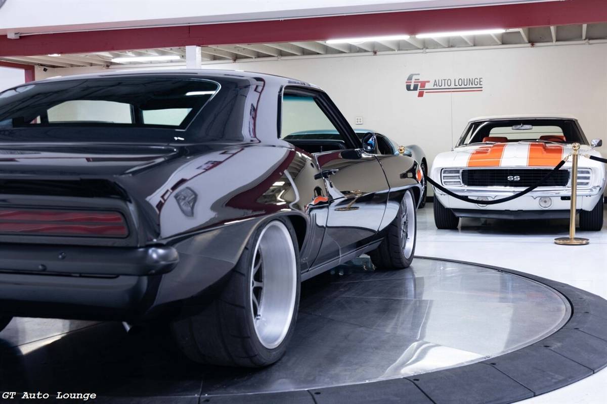 Chevrolet-camaro-restomod-1969-grey-18