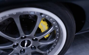 Chevrolet-camaro-restomod-1969-grey-21