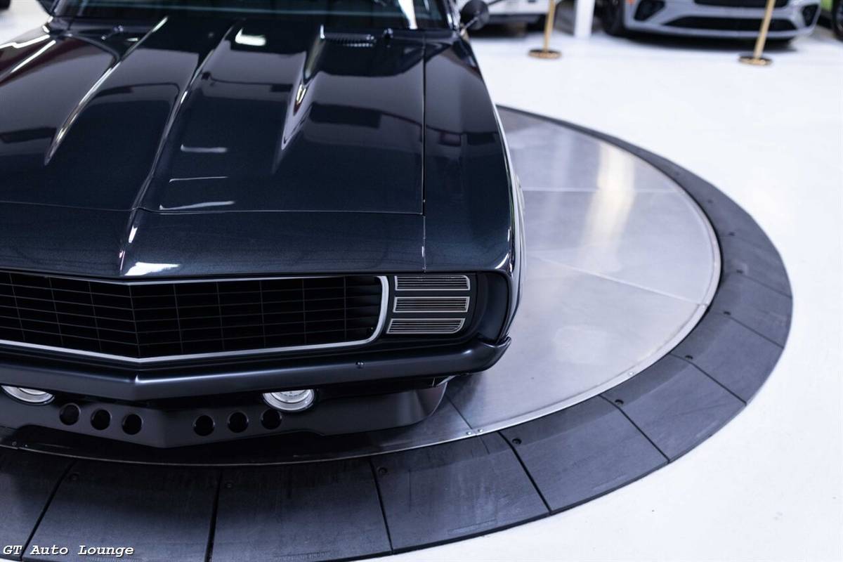 Chevrolet-camaro-restomod-1969-grey-23