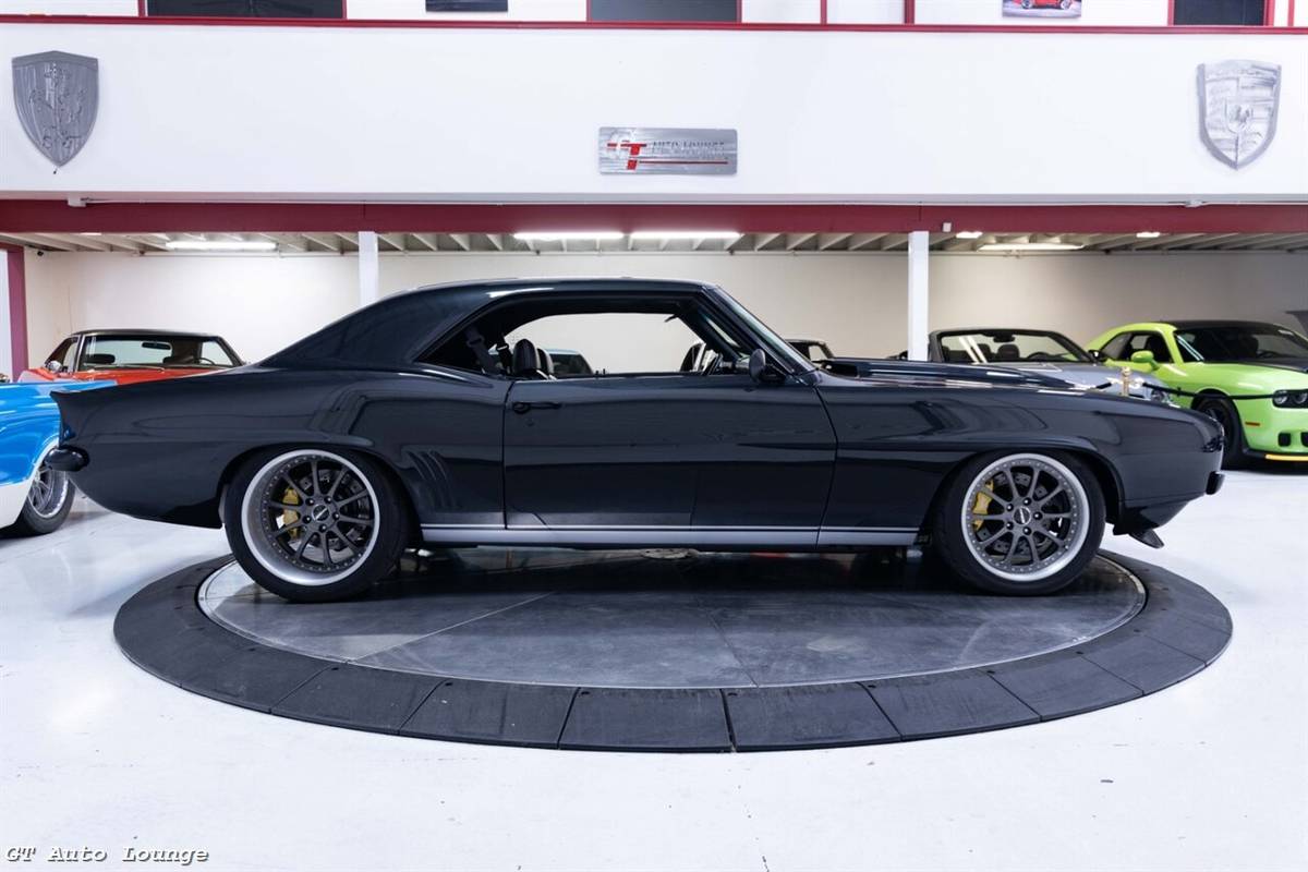 Chevrolet-camaro-restomod-1969-grey-9