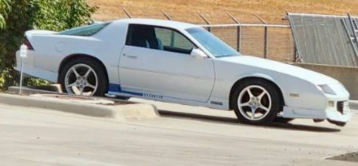 Chevrolet-camaro-rs-1992-white-3