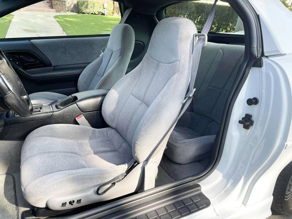 Chevrolet-camaro-rs-1996-white-9