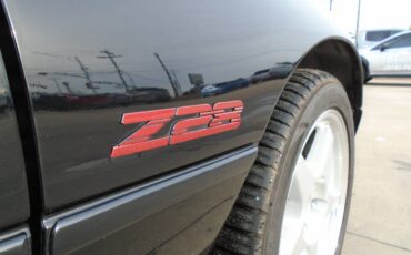Chevrolet-camaro-sport-coupe-amp-convertible-1995-black-8