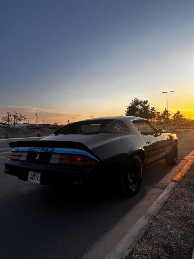 Chevrolet-camaro-z28-1979-blue-11