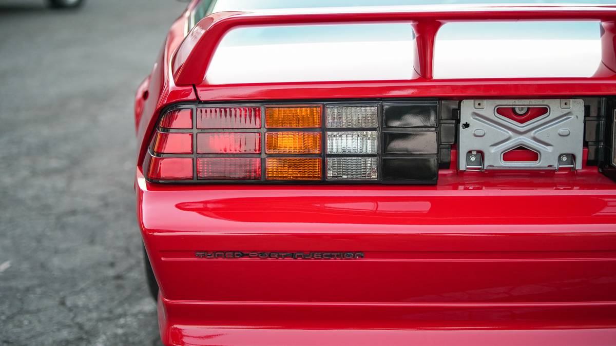 Chevrolet-camaro-z28-1991-red-4