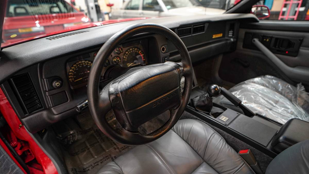 Chevrolet-camaro-z28-1991-red-6