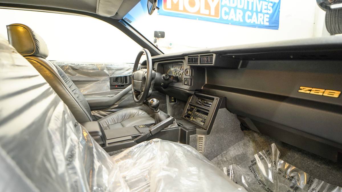 Chevrolet-camaro-z28-1991-red-7