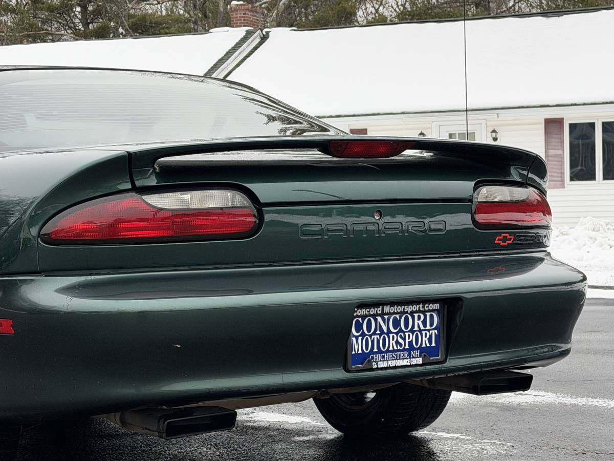 Chevrolet-camaro-z28-1994-green-10