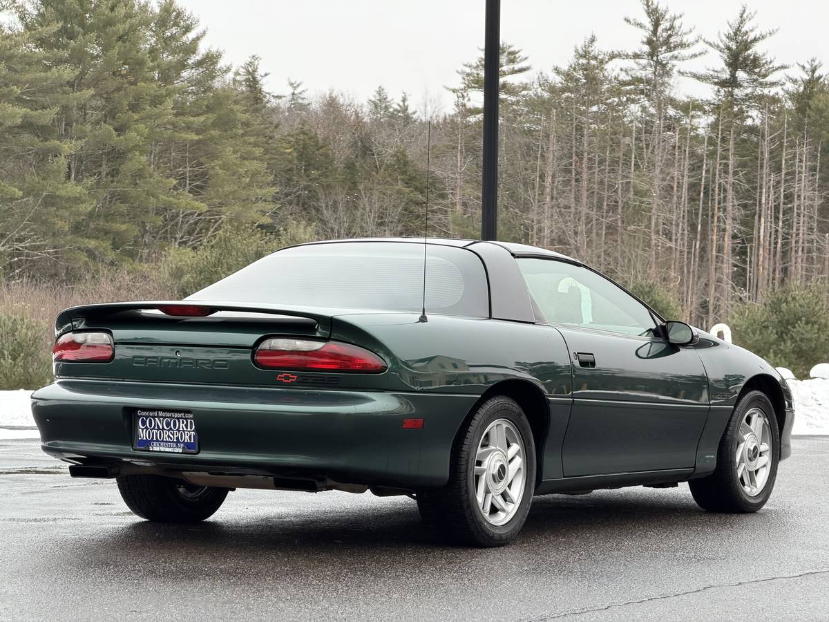 Chevrolet-camaro-z28-1994-green-14
