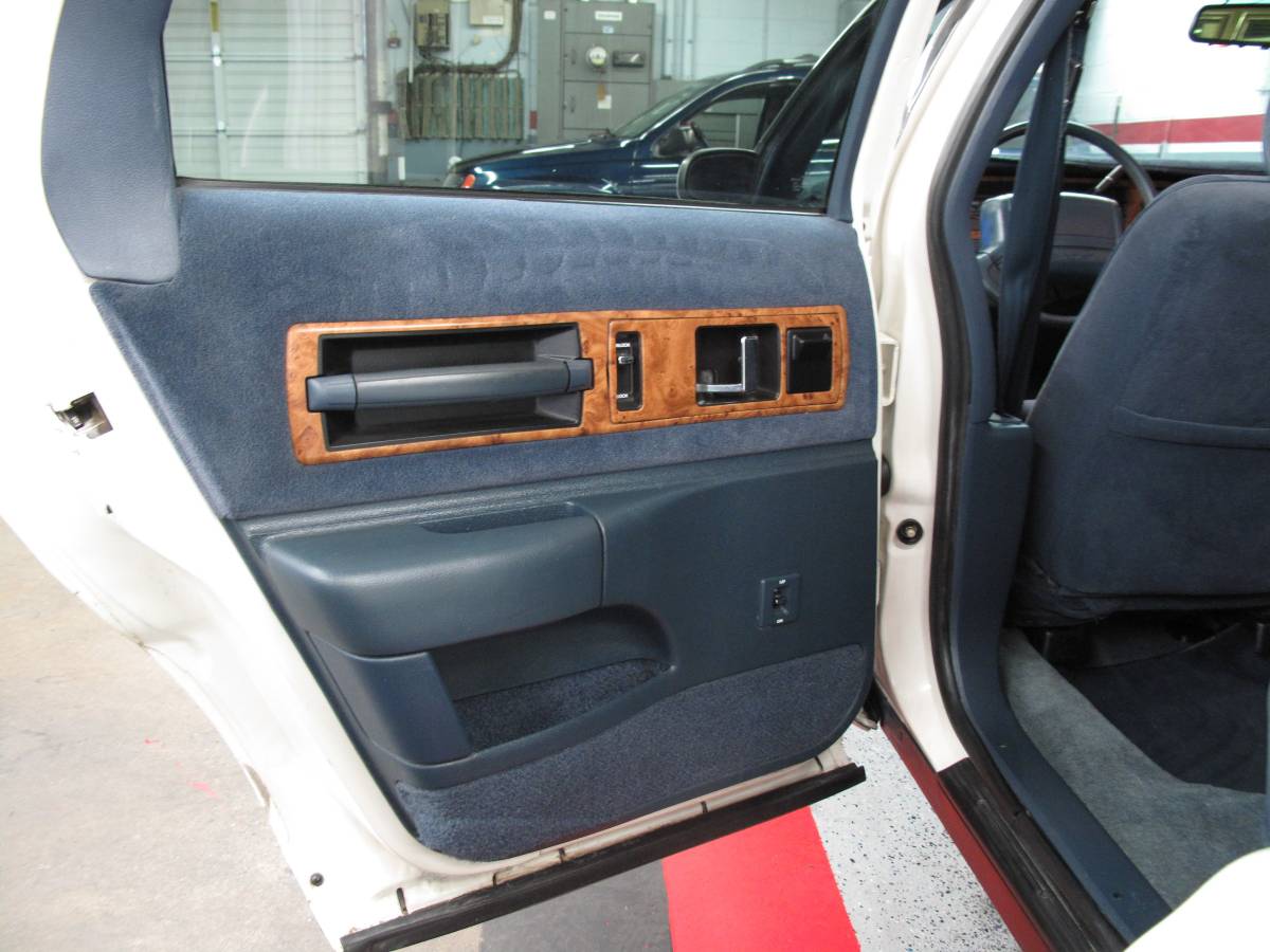 Chevrolet-caprice-classic-wagon-1993-white-13