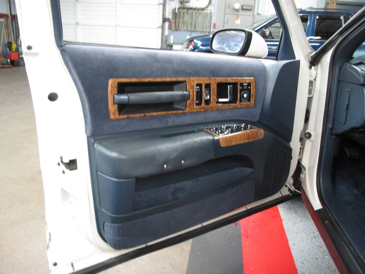 Chevrolet-caprice-classic-wagon-1993-white-9