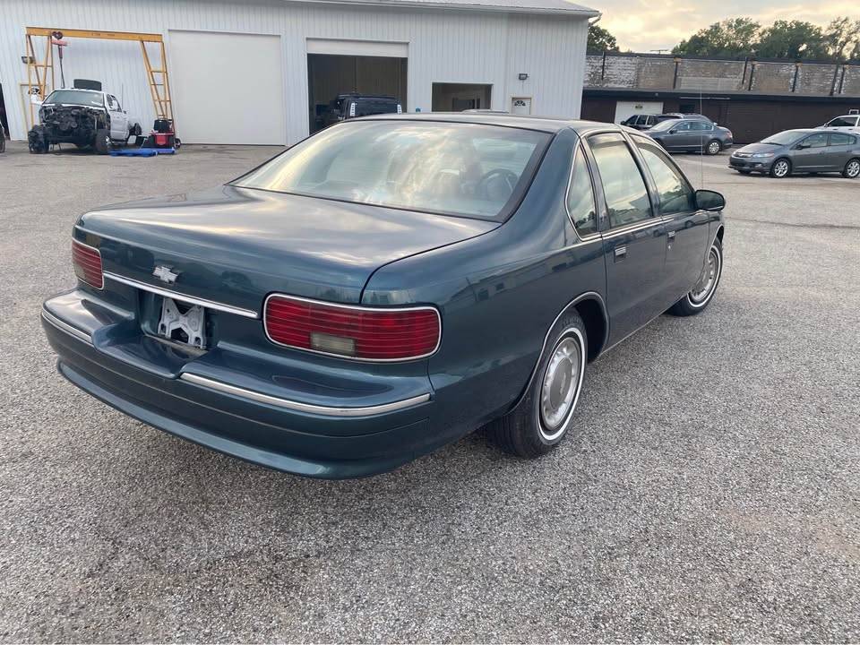 Chevrolet-caprice-ls-sedan-4d-1995-blue-3
