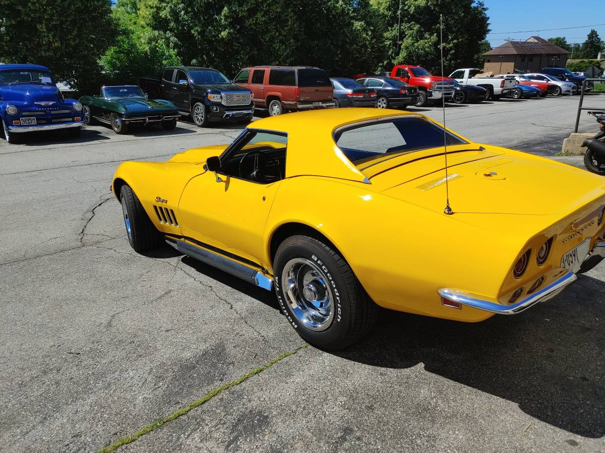 Chevrolet-corvette-1969-yellow-1